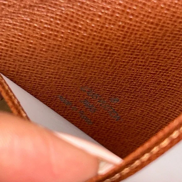 Louis Vuitton Brown Taiga Card/Photo/ID Holder - Picture 2 of 10